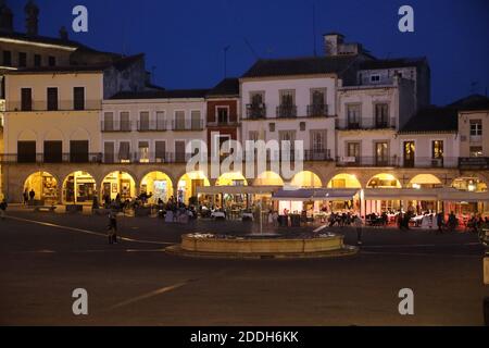 Trujillo bei Nacht. Plaza Major während des Covid-Virus. Die mittelalterliche und Renaissance-Architekturstadt in der Provinz Caceres, Extremadura, Spanien. Stockfoto