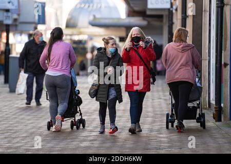 Motherwell, Schottland, Großbritannien. 25. November 2020. Motherwell Shopping Centre in North Lanarkshire, sehr ruhig während der schweren Stufe 4 Sperre durch die schottische Regierung auferlegt. Geschäfte, Bars, Restaurants und Geschäfte sind geschlossen. Ein Großteil der zentralen Regionen Schottlands steht unter der höchsten Sperrstufe. Kredit. Iain Masterton Stockfoto