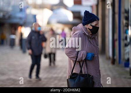 Motherwell, Schottland, Großbritannien. 25. November 2020. Motherwell Shopping Centre in North Lanarkshire, sehr ruhig während der schweren Stufe 4 Sperre durch die schottische Regierung auferlegt. Geschäfte, Bars, Restaurants und Geschäfte sind geschlossen. Ein Großteil der zentralen Regionen Schottlands steht unter der höchsten Sperrstufe. Kredit. Iain Masterton Stockfoto