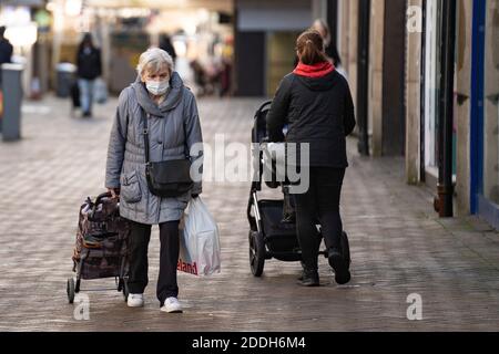 Motherwell, Schottland, Großbritannien. 25. November 2020. Motherwell Shopping Centre in North Lanarkshire, sehr ruhig während der schweren Stufe 4 Sperre durch die schottische Regierung auferlegt. Geschäfte, Bars, Restaurants und Geschäfte sind geschlossen. Ein Großteil der zentralen Regionen Schottlands steht unter der höchsten Sperrstufe. Kredit. Iain Masterton Stockfoto