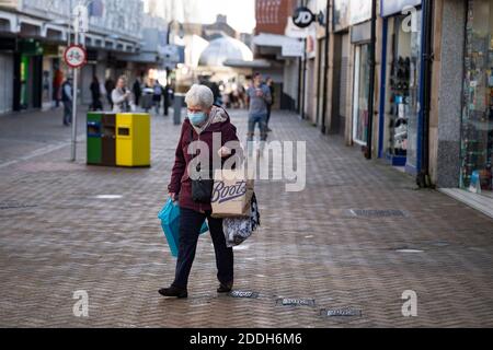 Motherwell, Schottland, Großbritannien. 25. November 2020. Motherwell Shopping Centre in North Lanarkshire, sehr ruhig während der schweren Stufe 4 Sperre durch die schottische Regierung auferlegt. Geschäfte, Bars, Restaurants und Geschäfte sind geschlossen. Ein Großteil der zentralen Regionen Schottlands steht unter der höchsten Sperrstufe. Kredit. Iain Masterton Stockfoto