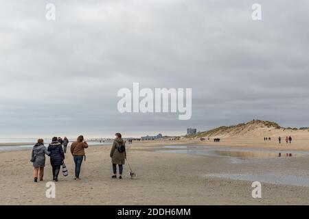 Oostduinkerke, Belgien - 6. November 2020: Die Menge genießt einen Spaziergang am Strand während der Pandemie von Covid 19 Stockfoto