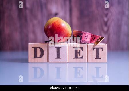 Text DIÄT auf Holz Würfel Blöcke. Die Buchstaben DIÄT auf den Würfeln in schwarzen Buchstaben isoliert auf einer Glasoberfläche geschrieben. DIÄT-Text für Ihr Design. Stockfoto
