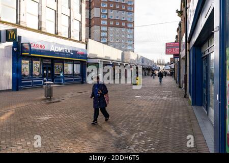 Motherwell, Schottland, Großbritannien. 25. November 2020. Motherwell Shopping Centre in North Lanarkshire, sehr ruhig während der schweren Stufe 4 Sperre durch die schottische Regierung auferlegt. Geschäfte, Bars, Restaurants und Geschäfte sind geschlossen. Ein Großteil der zentralen Regionen Schottlands steht unter der höchsten Sperrstufe. Kredit. Iain Masterton Stockfoto