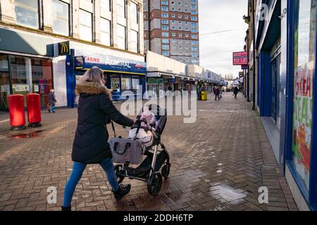 Motherwell, Schottland, Großbritannien. 25. November 2020. Motherwell Shopping Centre in North Lanarkshire, sehr ruhig während der schweren Stufe 4 Sperre durch die schottische Regierung auferlegt. Geschäfte, Bars, Restaurants und Geschäfte sind geschlossen. Ein Großteil der zentralen Regionen Schottlands steht unter der höchsten Sperrstufe. Kredit. Iain Masterton Stockfoto