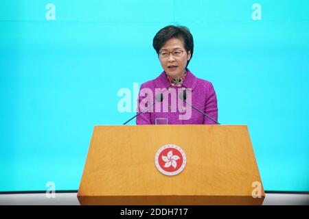 Hongkong, China. November 2020. Die Vorstandsvorsitzende der Sonderverwaltungsregion Hongkong (HKSAR) in China, Carrie Lam, hält im Anschluss an die Grundsatzrede 2020 am 25. November 2020 in Hongkong, Südchina, eine Pressekonferenz ab. Quelle: Wang Shen/Xinhua/Alamy Live News Stockfoto