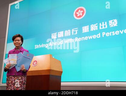 Hongkong, China. November 2020. Die Vorstandsvorsitzende der Sonderverwaltungsregion Hongkong (HKSAR) in China, Carrie Lam, hält im Anschluss an die Grundsatzrede 2020 am 25. November 2020 in Hongkong, Südchina, eine Pressekonferenz ab. Quelle: Wang Shen/Xinhua/Alamy Live News Stockfoto