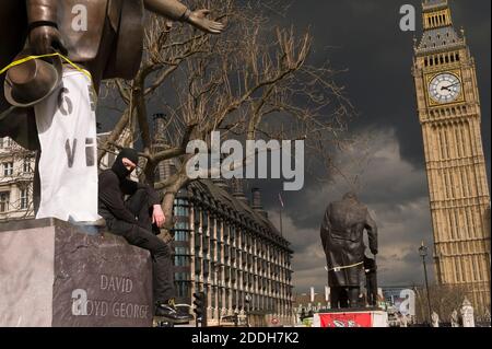 1. Mai Demonstration Parlament Sq. Die Demonstration konzentrierte sich hauptsächlich auf die bevorstehenden Parlamentswahlen, die am 6. Mai stattfinden. Protestler auf dem Sockel der Lloyd George Statue. Houses of Parliament, Parliament Square, London, Großbritannien. Mai 2010 Stockfoto