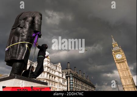 1. Mai Demonstration Parlament Sq. Die Demonstration konzentrierte sich hauptsächlich auf die bevorstehenden Parlamentswahlen, die am 6. Mai stattfinden. Protestler auf dem Sockel der Churchill-Statue. Houses of Parliament, Parliament Square, London, Großbritannien. Mai 2010 Stockfoto