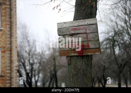 Alter und rostiger Basketballkorb mit verworrenem Netz, auf einem alten hölzernen Backboard. Litauen Stockfoto