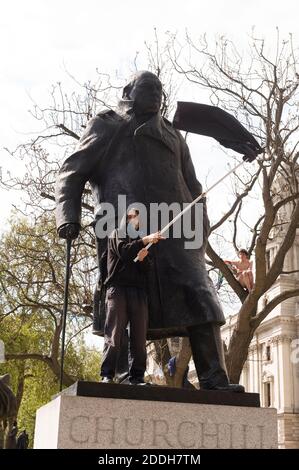 1. Mai Demonstration Parlament Sq. Die Demonstration konzentrierte sich hauptsächlich auf die bevorstehenden Parlamentswahlen, die am 6. Mai stattfinden. Protestler auf dem Sockel der Churchill-Statue. Houses of Parliament, Parliament Square, London, Großbritannien. Mai 2010 Stockfoto