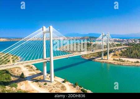 Die beeindruckende Kabelbrücke von Chalkida, Euboea, Griechenland. Stockfoto