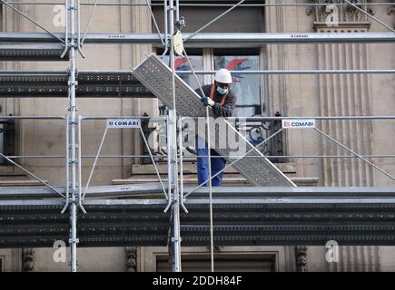 Paris, Frankreich. November 2020. Ein Arbeiter mit Gesichtsmaske ist auf einer Baustelle in Paris, Frankreich, am 25. November 2020 zu sehen. Die Franzosen werden ab Samstag mehr Freiheit bei Übungen im Freien genießen und die landesweite Coronavirus-Sperre könnte am 15. Dezember aufgehoben werden, wenn die gesundheitlichen Bedingungen erfüllt sind, kündigte Präsident Emmanuel Macron am Dienstag in einer TV-Adresse an. Kredit: Gao Jing/Xinhua/Alamy Live Nachrichten Stockfoto