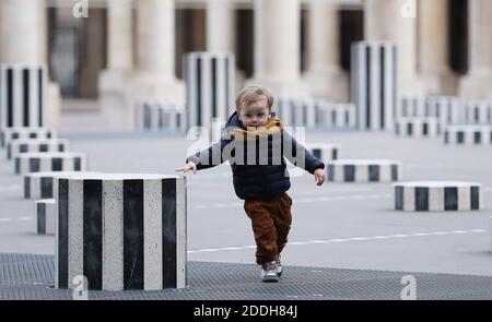 Paris, Frankreich. November 2020. Ein kleiner Junge spielt am 25. November 2020 im Palais Royal in Paris, Frankreich. Die Franzosen werden ab Samstag mehr Freiheit bei Übungen im Freien genießen und die landesweite Coronavirus-Sperre könnte am 15. Dezember aufgehoben werden, wenn die gesundheitlichen Bedingungen erfüllt sind, kündigte Präsident Emmanuel Macron am Dienstag in einer TV-Adresse an. Kredit: Gao Jing/Xinhua/Alamy Live Nachrichten Stockfoto