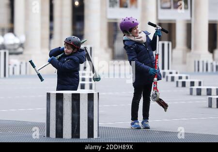 Paris, Frankreich. November 2020. Kinder spielen im Palais Royal in Paris, Frankreich, 25. November 2020. Die Franzosen werden ab Samstag mehr Freiheit bei Übungen im Freien genießen und die landesweite Coronavirus-Sperre könnte am 15. Dezember aufgehoben werden, wenn die gesundheitlichen Bedingungen erfüllt sind, kündigte Präsident Emmanuel Macron am Dienstag in einer TV-Adresse an. Kredit: Gao Jing/Xinhua/Alamy Live Nachrichten Stockfoto