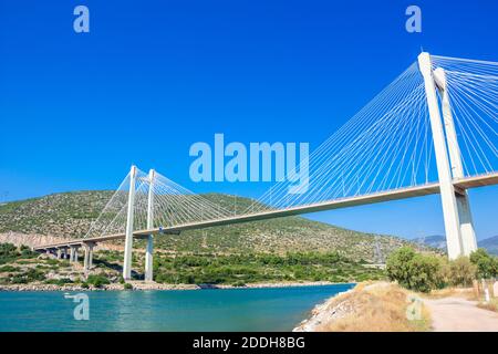 Die beeindruckende Kabelbrücke von Chalkida, Euboea, Griechenland. Stockfoto