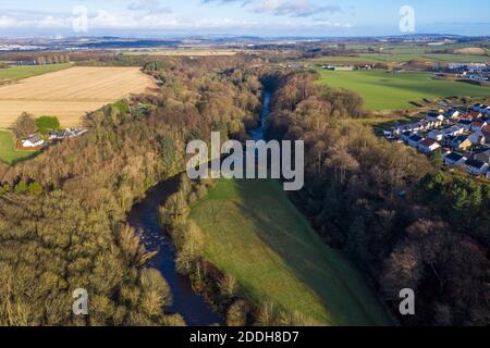 Luftaufnahme des Flusses Almond im Almondell und Calderwood Country Park, East Calder, West Lothian. Stockfoto