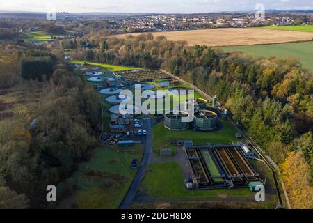 Luftaufnahme der East Calder Abwasseraufbereitungsanlage und Almondell Country Park, West Lothian, Schottland. Stockfoto