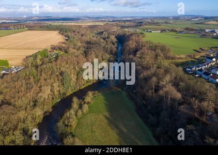 Luftaufnahme des Flusses Almond im Almondell und Calderwood Country Park, East Calder, West Lothian. Stockfoto