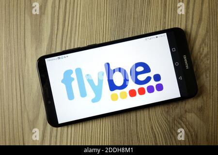 KONSKIE, POLEN - 21. Dezember 2019: Flybe Airline-Logo auf Handy angezeigt Stockfoto