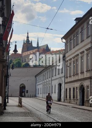 Prager Burg mit Biker-Kreuzungsblick, Prag, Tschechien, Europa Stockfoto