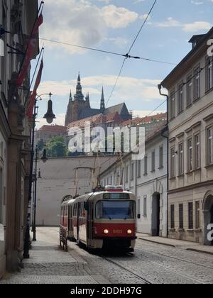 Prager Burg mit Blick auf die Straßenbahnkreuzung, Prag, Tschechische Republik, Europa Stockfoto