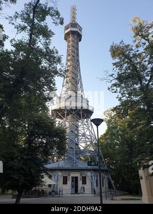 Petriny Tower mit Blick auf die Prager Burg bei Sonnenuntergang, Prag, Tschechische Republik, Europa Stockfoto