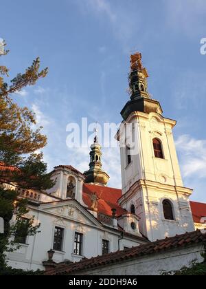 Petriny Tower mit Blick auf die Prager Burg bei Sonnenuntergang, Prag, Tschechische Republik, Europa Stockfoto