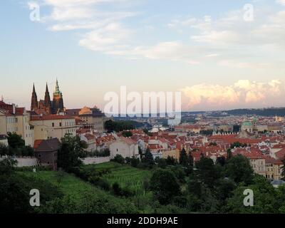 Petriny Tower mit Blick auf die Prager Burg bei Sonnenuntergang, Prag, Tschechische Republik, Europa Stockfoto