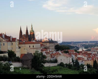 Petriny Tower mit Blick auf die Prager Burg bei Sonnenuntergang, Prag, Tschechische Republik, Europa Stockfoto