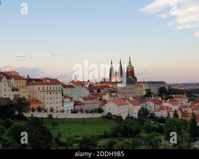 Petriny Tower mit Blick auf die Prager Burg bei Sonnenuntergang, Prag, Tschechische Republik, Europa Stockfoto