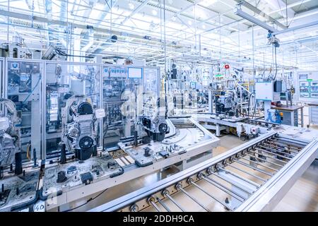 PKW-Motoren bei Förderstrecke Stockfoto