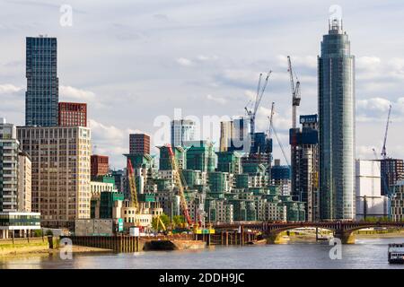 Blick über die Themse in Richtung der Gebäude am Flussufer Vauxhall und St George Wharf Stockfoto