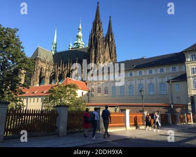 Prager Burg mit Tourismus in der Tschechischen Republik Sommer. Stockfoto