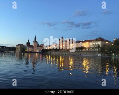 Erstaunliche Nacht Blick auf Moldau mit Karlsbrücke in Prag, Tschechische Republik, Europa Stockfoto