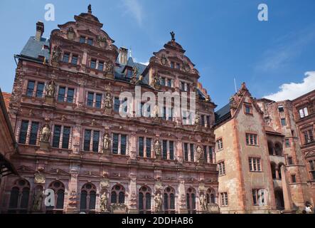 Die sehr verzierte Fassade eines Gebäudes in Heidelberg, im Bundesland Baden-Württemberg, mit geschnitzten Figuren zwischen den Fenstern Stockfoto