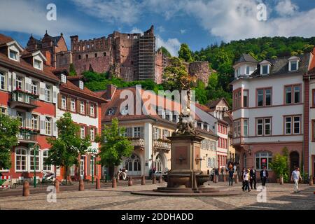 Ein Blick von einem Platz in Heidelberg in Baden-Württemberg, Deutschland, mit dem alten Schloss auf dem Hügel darüber Stockfoto