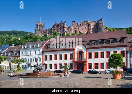 Ein Blick von einem Platz in Heidelberg in Baden-Württemberg, Deutschland, mit dem alten Schloss auf dem Hügel darüber Stockfoto