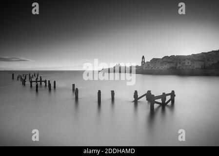 Der Old Swanage Pier im Morgengrauen in Black & White Stockfoto