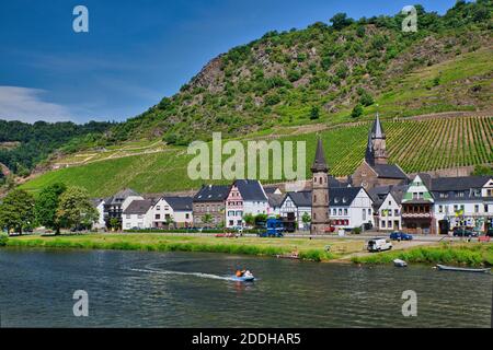 Ein Blick vom Rhein in Deutschland auf eine Stadtbild am Flussufer mit kreisförmigem Rundturm Der Vordergrund und grüne Hänge Stockfoto