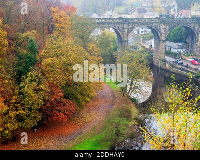 Bunte Herbstbäume entlang langer Wanderung bei Mother Shiptons und Das Eisenbahnviadukt in Knaresborough North Yorkshire England Stockfoto