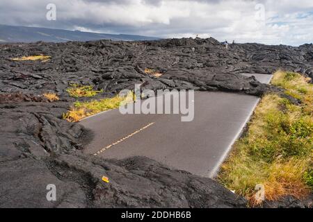 Erstarrte Lavaströme über die Ostküstenstraße machen es unmöglich, auf Hawaii Island, Hawaii, weiter zu fahren Stockfoto