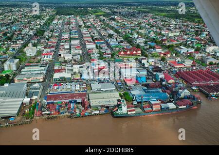 Eine Luftaufnahme eines Abschnitts der Docks und Uferbereiche mit Stadtgebäuden jenseits von ay Georgetown, Guyana, Südamerika Stockfoto