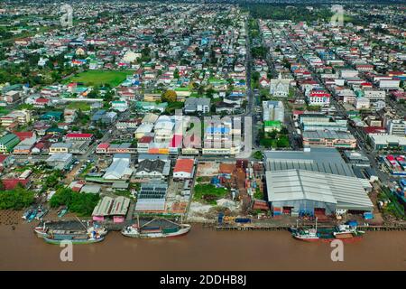 Eine Luftaufnahme eines Abschnitts der Docks und Uferbereiche mit Stadtgebäuden jenseits von ay Georgetown, Guyana, Südamerika Stockfoto