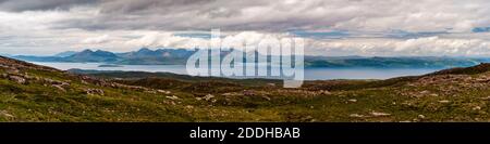 Ein Panoramablick über den Inner Sound zu den Inseln Raasay und Skye, vom Aussichtspunkt Bealach na Ba, Schottland. Juni. Stockfoto