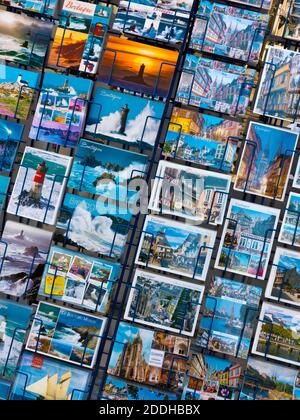 Touristische Postkarten zum Verkauf in einem Geschäft in Quimper Stadtzentrum Finisterre Bretagne Frankreich. Stockfoto