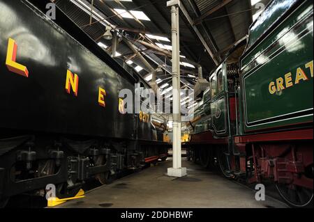 L.N.E.R. '8217' (links) und 'Butler Henderson' (rechts) im Barrow Hill Roundhouse. Stockfoto