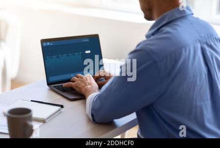 Geschäftsmann, Der Mit Financial Analytics Oder Trading Online Auf Laptop Arbeitet Im Büro Stockfoto