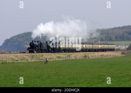 '88' und '5322' gehen weg vom Blauen Anker mit einem Bishops Lydeard - Minehead Service. Stockfoto