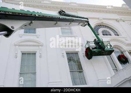 Washington, Usa. November 2020. Ein Arbeiter installiert AM 25. November 2020 WEIHNACHTSKRÄNZE im Weißen Haus in Washington. Foto von Yuri Gripas/UPI Kredit: UPI/Alamy Live News Stockfoto